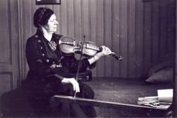 Ei kvinne blant mange menn