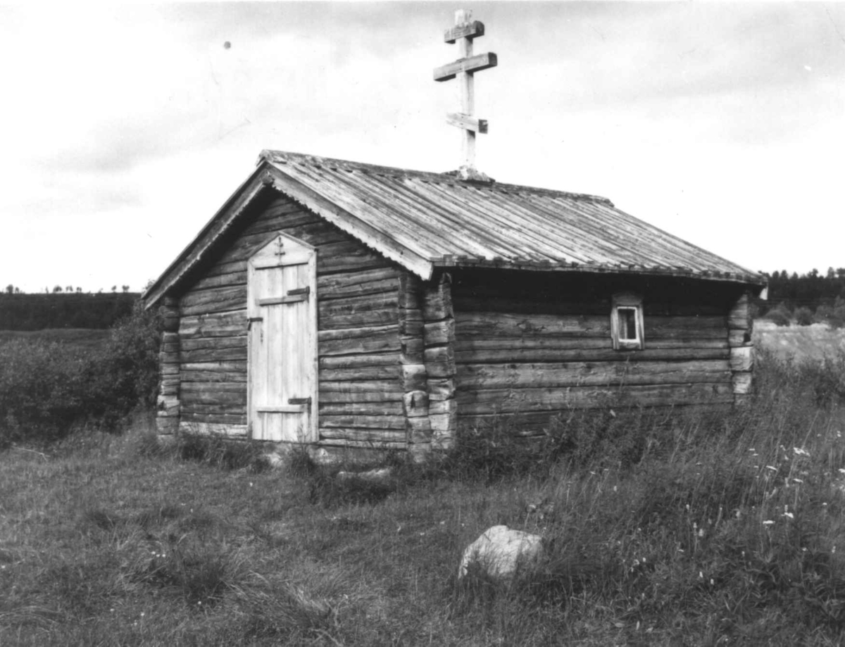 St. Georgs kapell med russisk kors på taket. Bygget av Trifon omkring midten av 1500-årene. Neiden 1968.