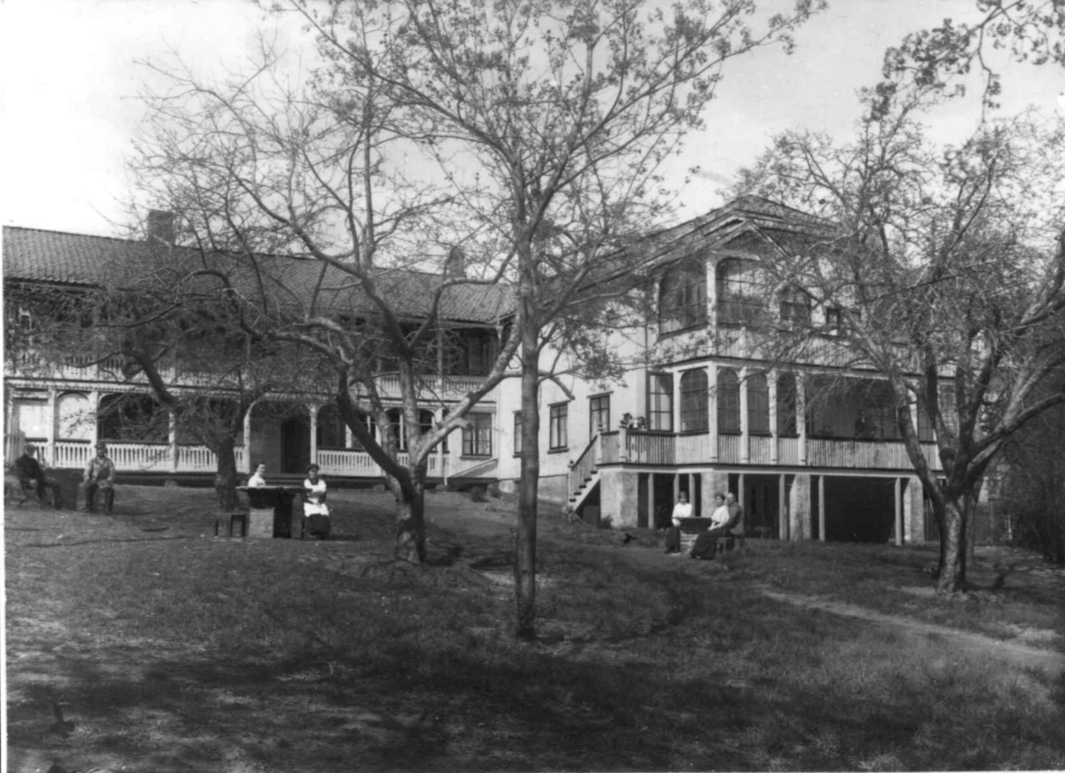 Walles Hotel, Sandvika, Bærum, Akershus 1915. Stor hvit trebygning.