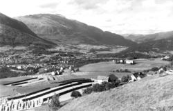 Voss 1939. Oversiktsbilde. Landskap med gårder, jorder og åk
