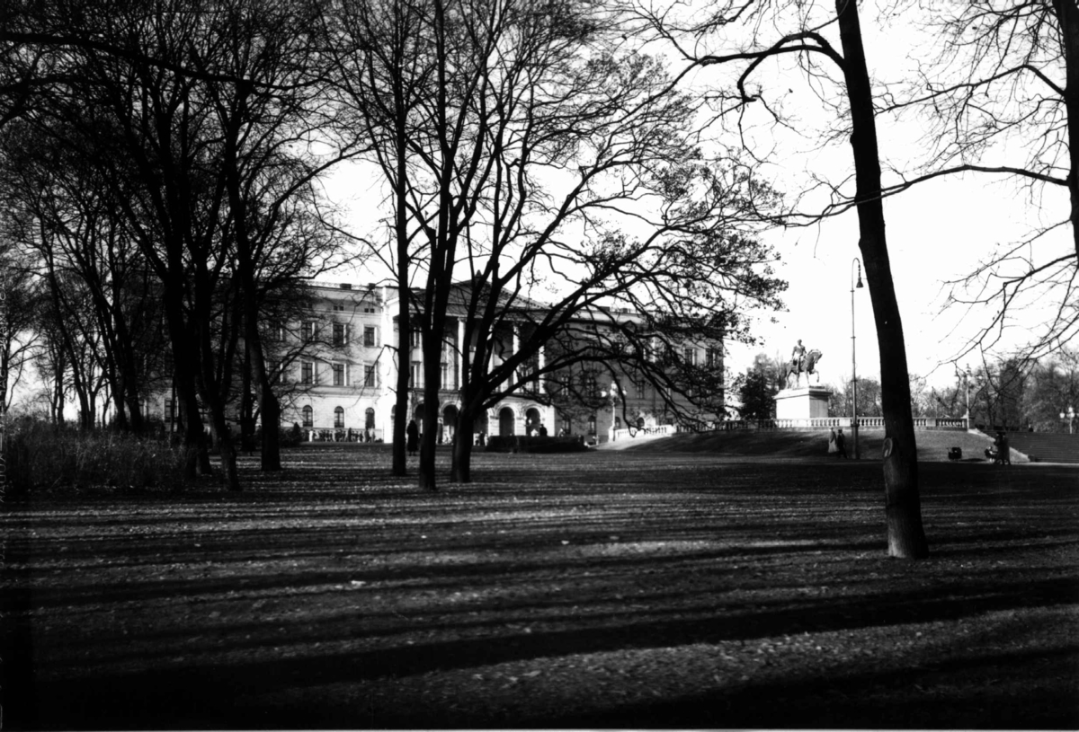 Slottet og Slottsparken, Drammensveien 1, Oslo 1936. Karl Johan-statuen til høyre i bildet. Fotgjengere. Trær.