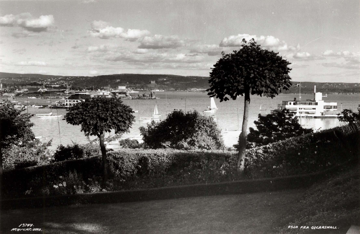 Frognerkilen, Oslo 1935. Kilen, sett fra Oscarshall. Båttrafikk på fjorden, Kongen og Dronningen restauranter. Byen i bakgrunnen.