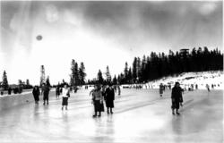 Tryvann skøytebane, Oslo. 1935. Skøyteløpere i sving på isen