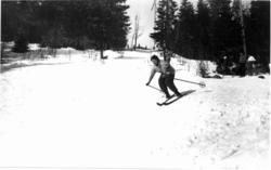 Skiløper på vei ned løype ved Frognerseteren, Oslo. 1934.