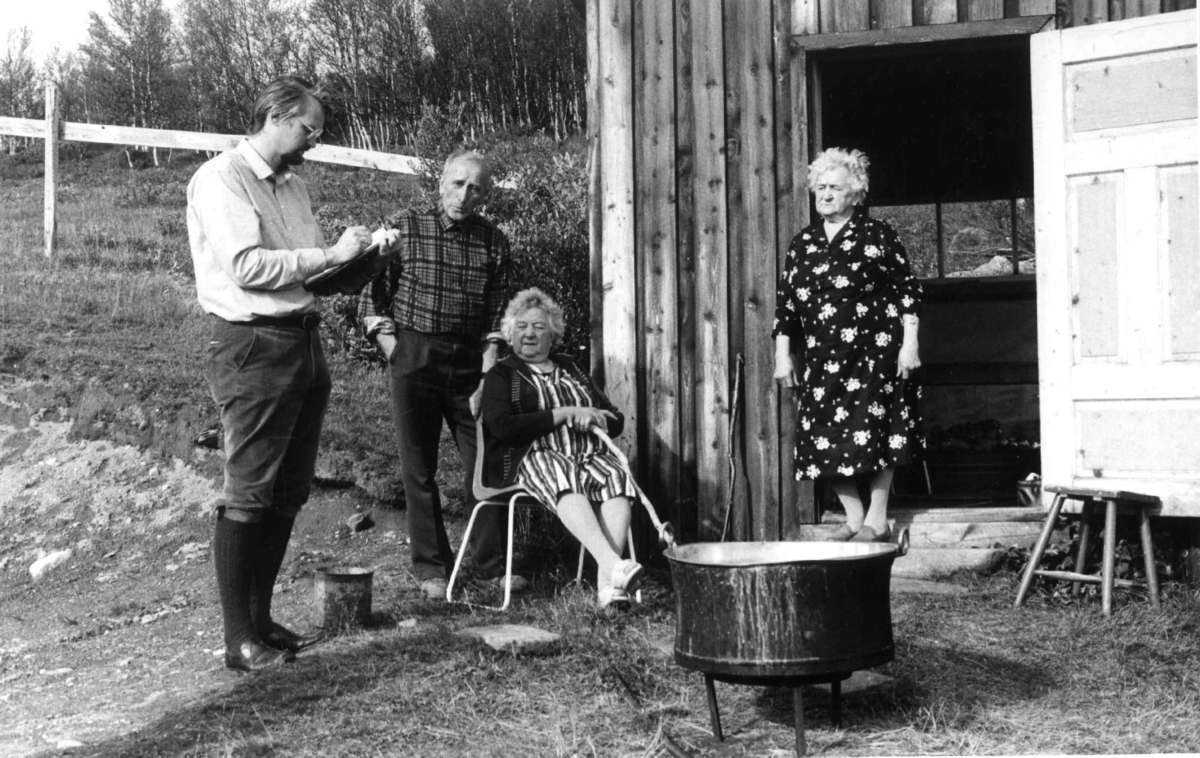 Koking av gøbb (gomme). Fra venstre Jon Briger Østby, Jens Setermo, Marit Setermo og Kari Endalsvoll.