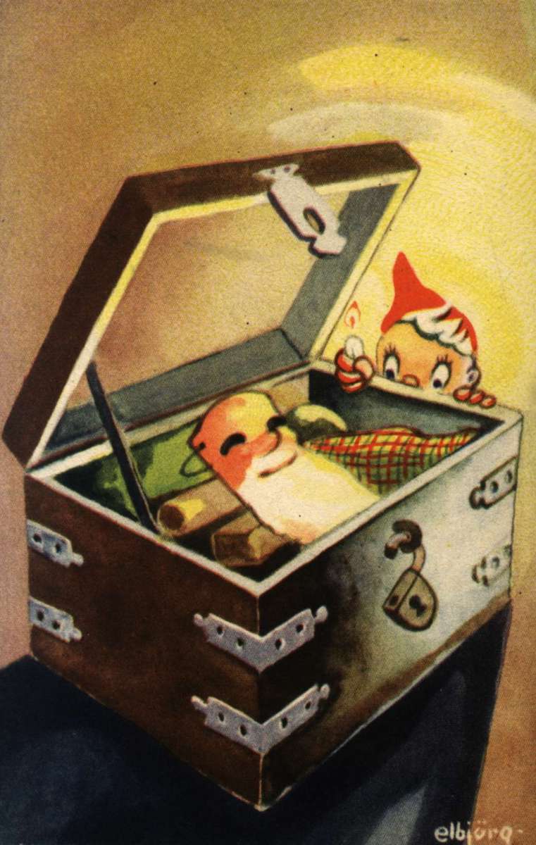 Julekort. Ubrukt. En liten nisse titter ned i en koffert der det ligger en nissemaske. Illustrert av Elbjørg Øien.