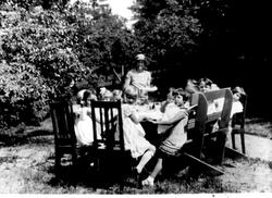 Hageselskap med barnehagegruppe. Jorunn Fossberg i hageselsk