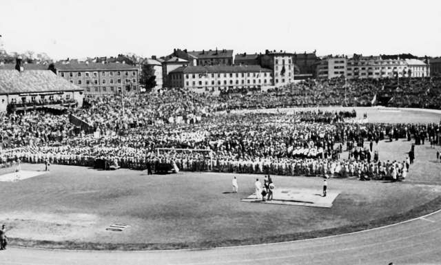 Fra Oslo under fredsdagene i 1945. Idrettens Dag på Bislett Stadion 3.juni. Oversiktsbilde viser hele banen med deltakere og publikum    