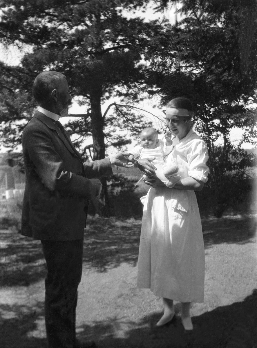Eivind  Arentz og Liv Arentz holder lille Eivind. Fotografert 1925.