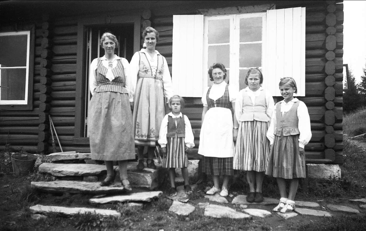 Kvinner og barn på trappa på Ligardshaugen.  Fra venstre
Jofrid Smidt, Dordi Arentz, Kari Arentz, Margit Klemma, Guri og Siri Arentz.