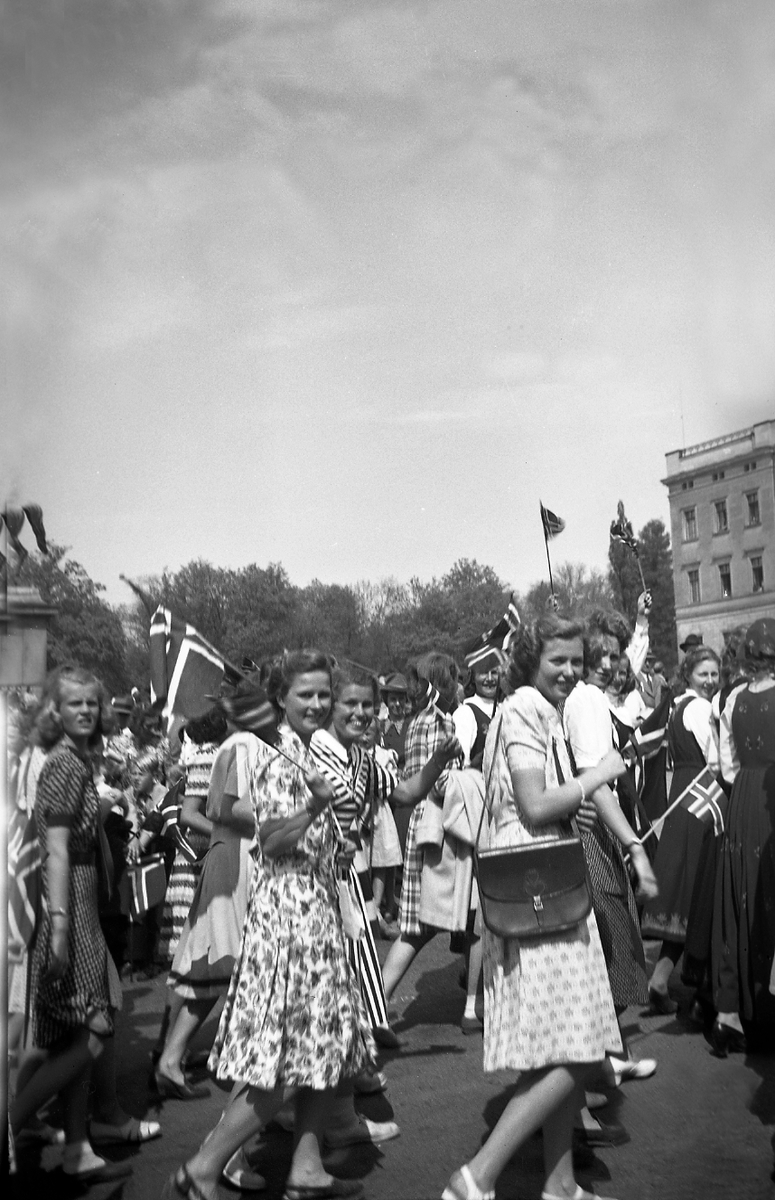 Barnetoget på vei opp mot Slottet. Fotografert 17. mai 1947.
