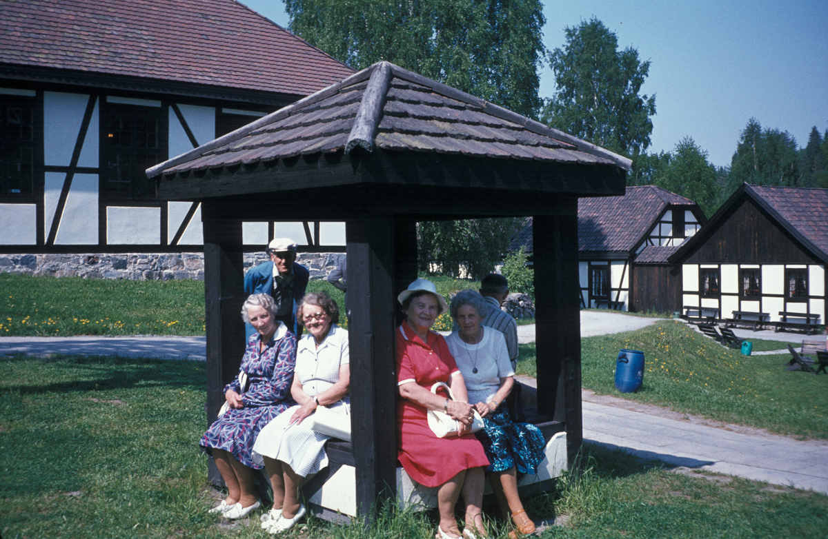 Serie fotografier fra en pensjonistutflukt, Den Norske Husflidsforening, 1982.