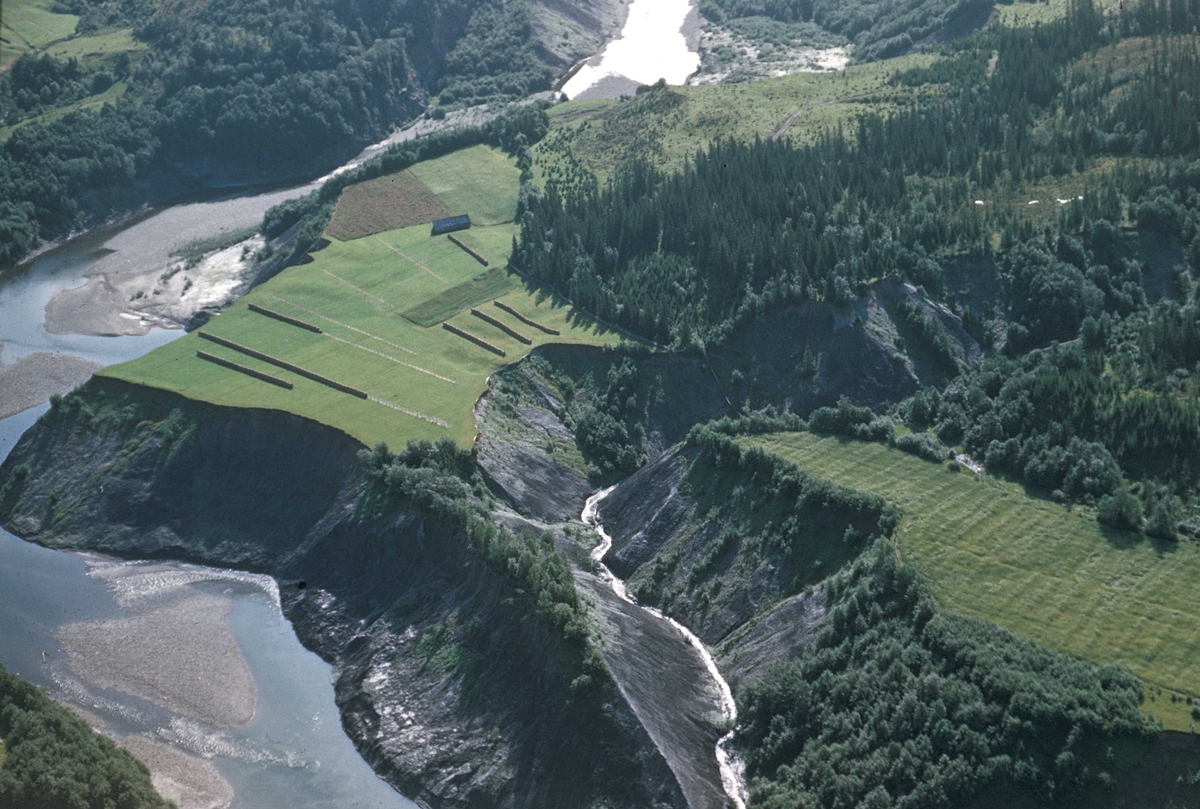Landskap med dyrket mark far Øvre Verdal ved Verdalselva, fotografert fra luften