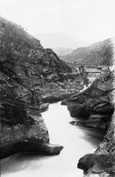 Fjellandskap med elv og trebro fra ukjent sted i Norge. Det 