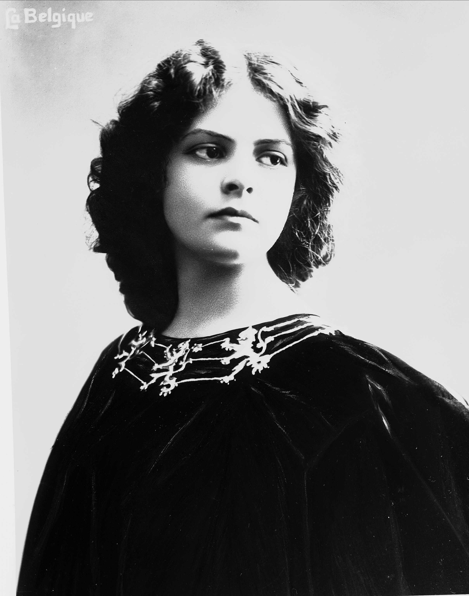 Brystportrett av kvinne i drakt med riksvåpen. 