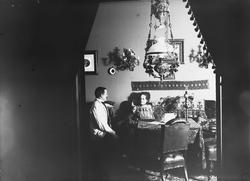 Axel Q. Wiborg og Edle Wiborg sitter ved bord i stue, Oslo, 