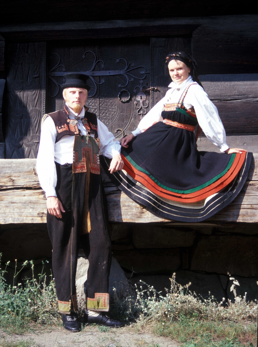 Par i setesdalsdrakt foran loftet fra 
Ose , bygning nr. 3 i Setesdalstunet på Norsk Folkemuseum.