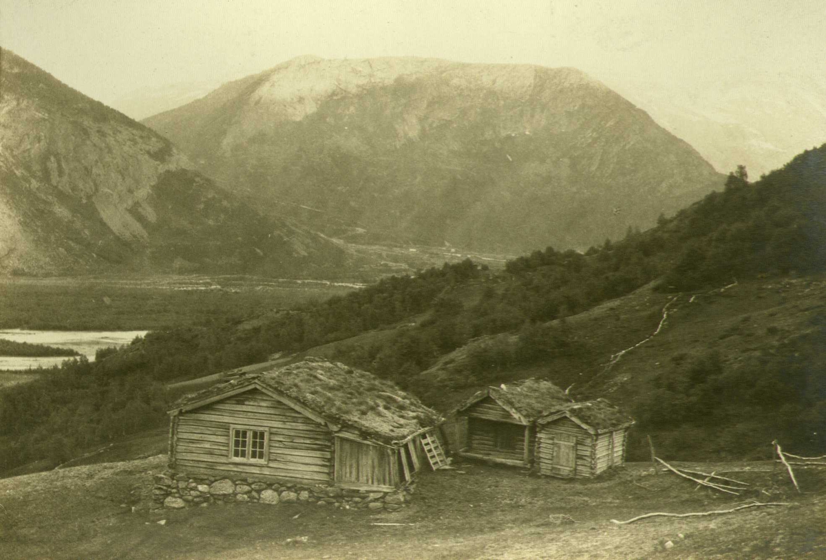 Husmannsplass ved Sulheim, Bøverdalen, Lom, Oppland.  Fotografert 1915.