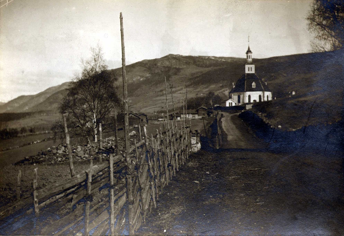 Sør-Fron kirke, Sør-Fron, Oppland. Fotografert 1909. Landskap med skigard. 