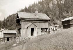 Gårdstun med gammel stuebygning, Skaarberg, Tinn, Telemark. 