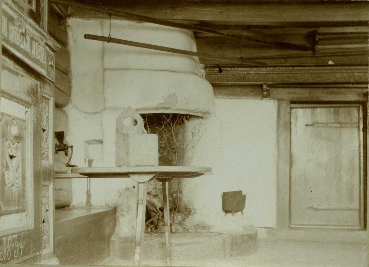 Interiør med peis, Bolkesjø, Gransherad, Notodden, Telemark. Fotografert 1907.