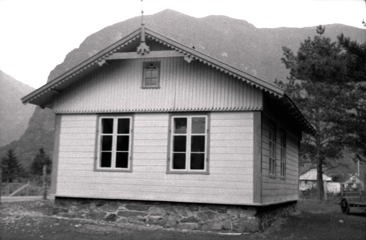 Rikheim, Lærdal, Sogn og Fjordane, bygget 1869. Lite hvitt skolehus med ...