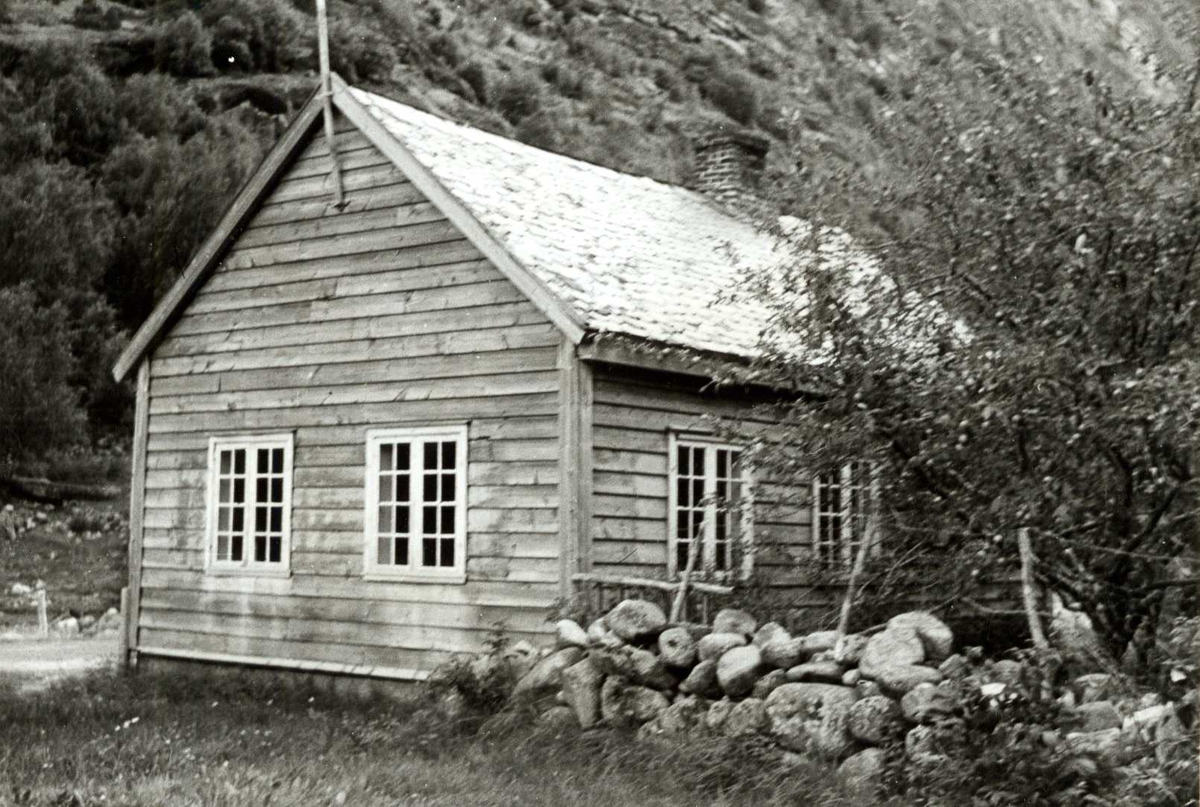 Ljøsne Lærdal Sogn Og Fjordane Bygget 1866 Lite Grått Skolehus Med