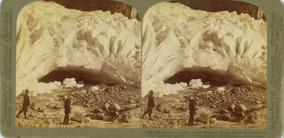 Briksdalsbreen, Loen, Stryn. Isbre med to menn i forgrunnen.
Stereofotografi utgitt av firmaet Underwood & Underwood.