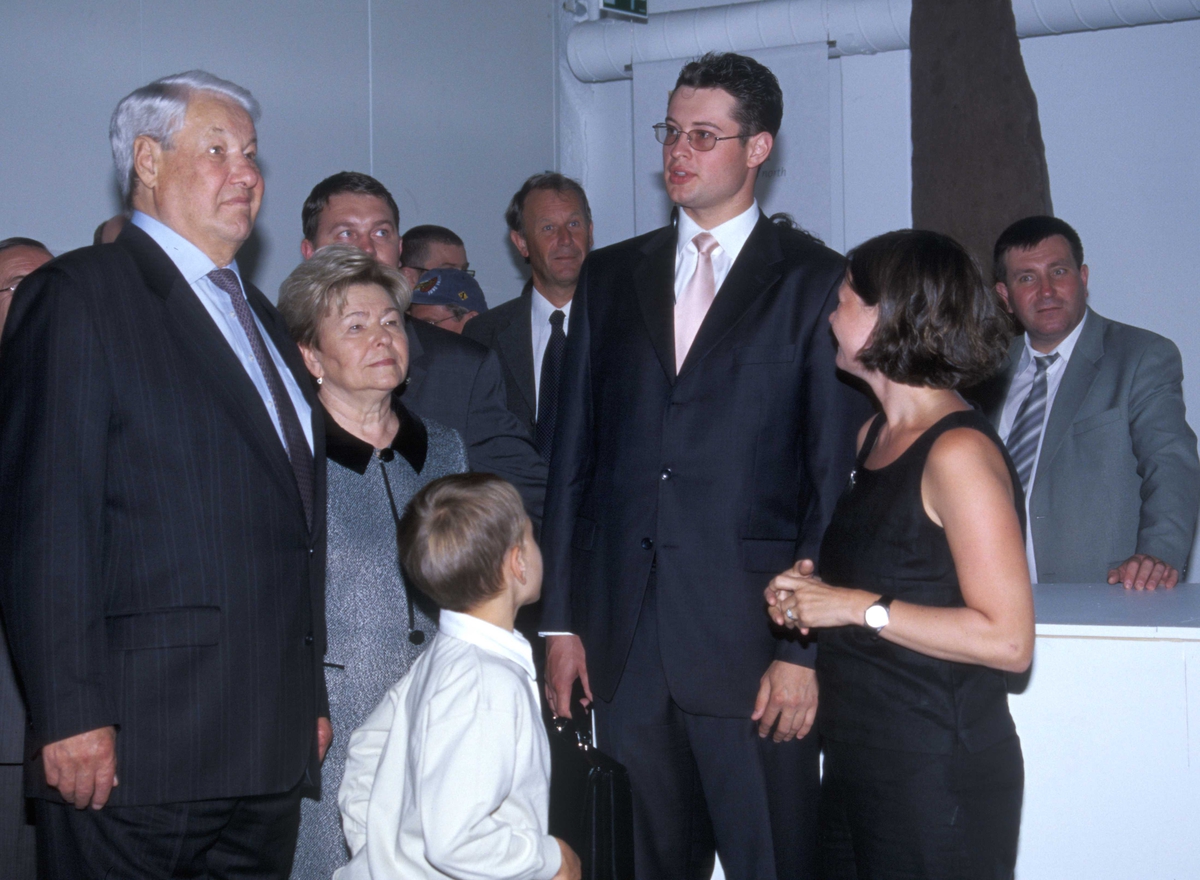 Russlands president, Boris Jeltsin, med kone og barnebarn, på Norsk Folkemuseum 15.august 2004 ved åpningen av utstillingen Norge-Russland 
Naboer gjennom 1000 år.Her med utstillingsansvarlig Daniela v. Büchten.