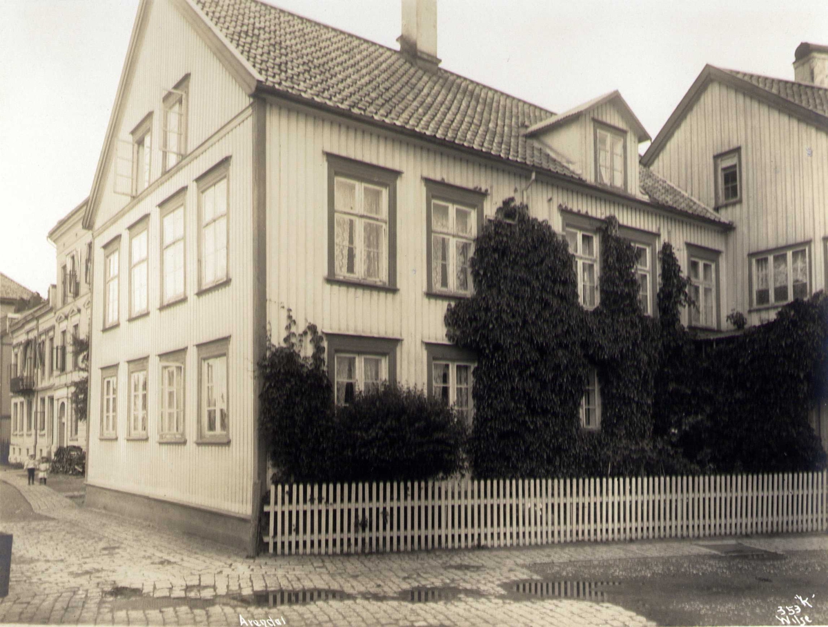 Bolighus, Hiis hjørne, Tyholmen, Arendal, Aust-Agder. Fotografert 1912.