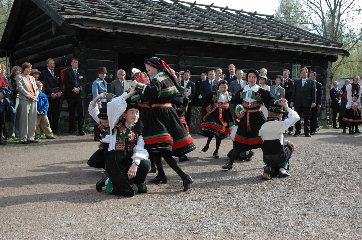 Det japanske keiserparet besøker Norsk Folkemuseum 10. mai 2005. Norsk Folkemuseums dansegruppe opptrer i anledning besøket.