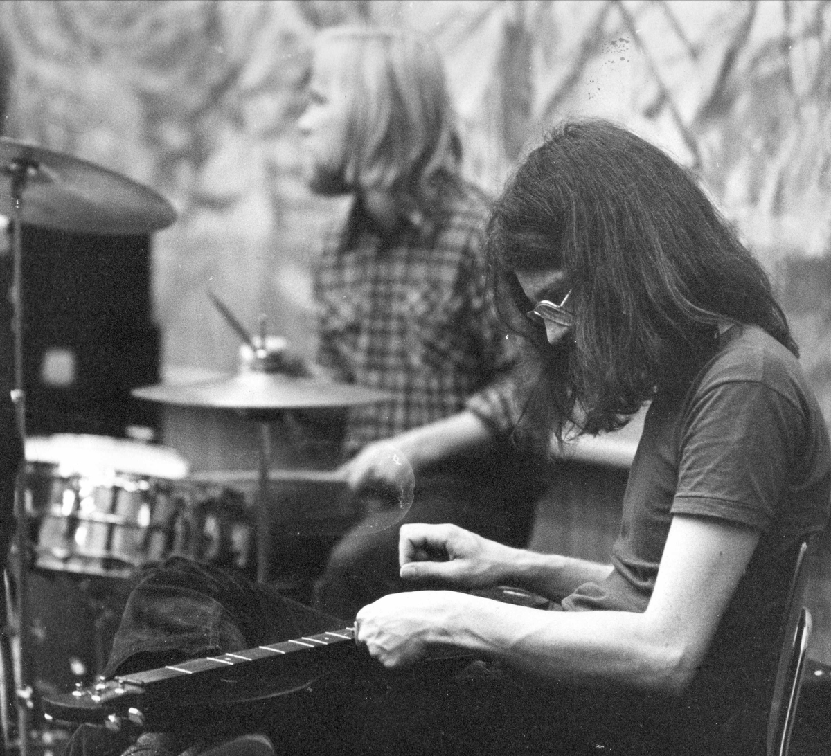 Folkrockgruppa Folque på Munchmuseet, Oslo. 1975. Morten Jacobsen, trommer, og Morten Bing, elektrisk dulcimer