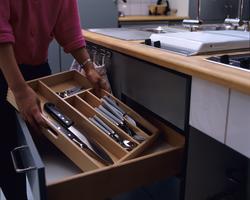 Skuff med spisebestikk. llustrasjonbilde fra Bonytt 1987.