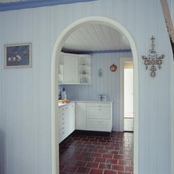 Sommerhus ved Dalen, Røssesund, blikk inn i kjøkkenet. Illus