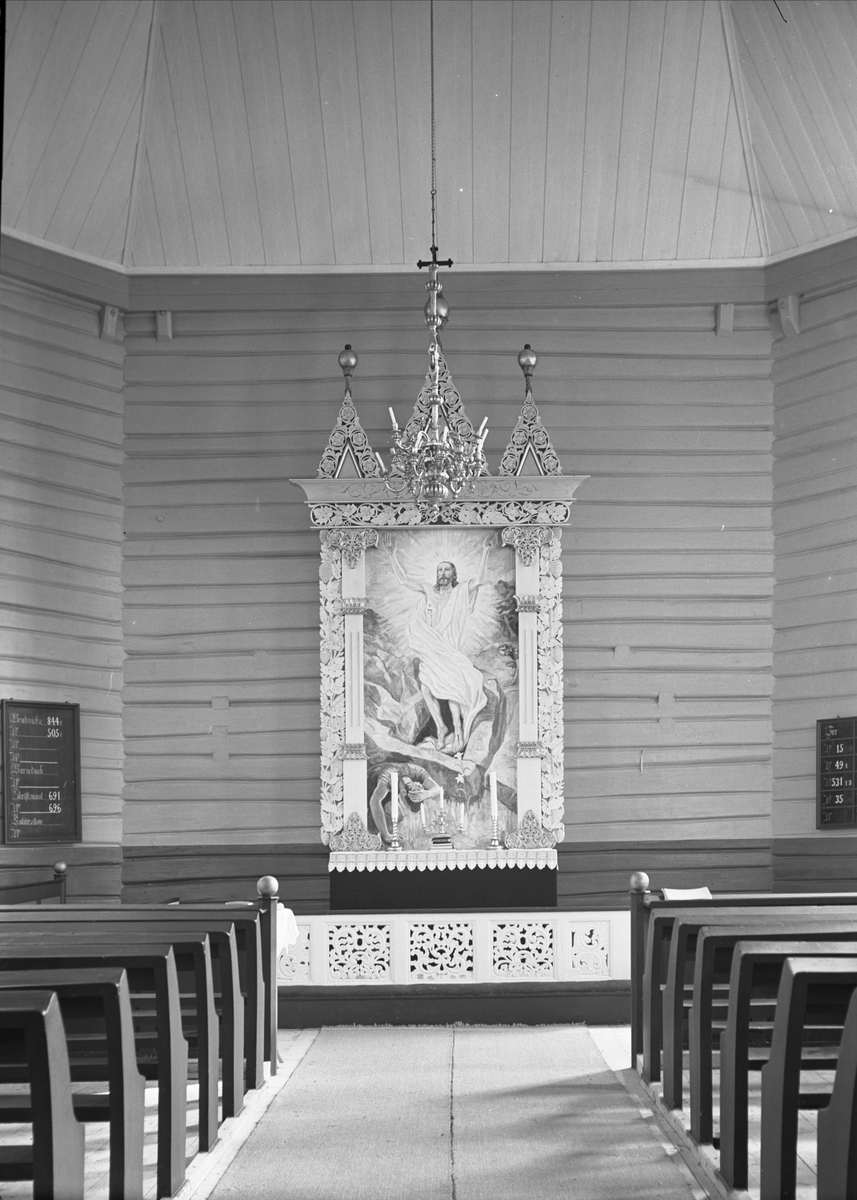 Interiør mot alter, Lønset kirke, Lønset, Oppdal, Sør-Trøndelag. Fotografert 1939. 