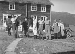 Familie fotografert foran våningshus, Ekran, Rise, Drivdalen