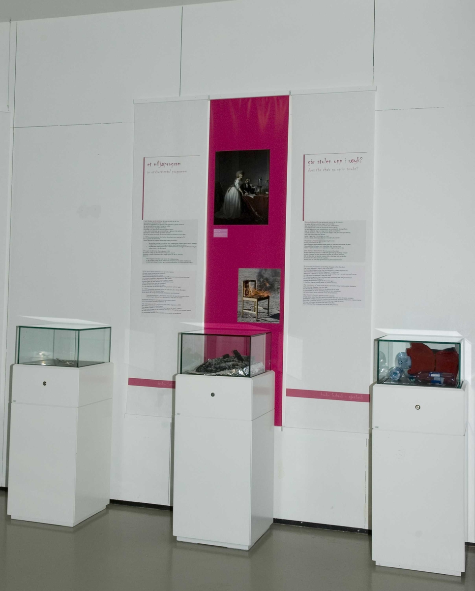 Utstillingen "Ingenting forsvinner" som åpnet 19.april 2007. Et samarbeide mellom Norsk Folkemuseum og Fretex. 
