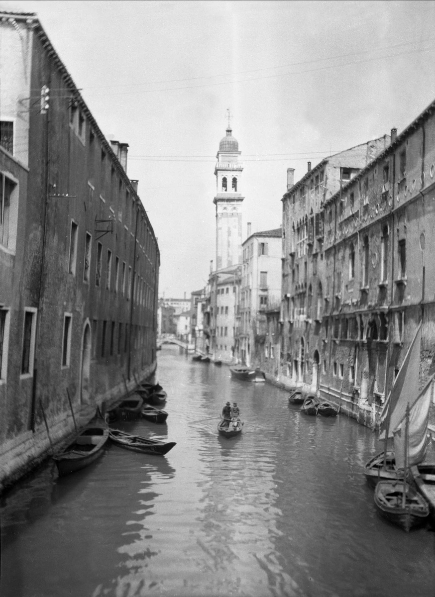 Kanalen i Venezia med gondoler og bygninger. Robsahm og Lund.