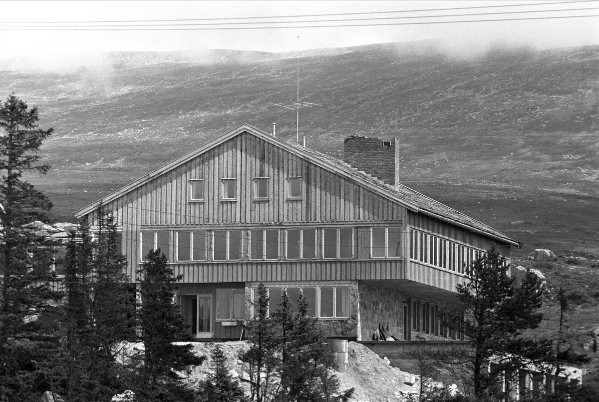 Serie. Tempelseter, Eggedal, Sigdal, Buskerud. Frilufts- og hytteliv samt bygging av Tempelseter høyfjellshotell. Fotografert 1963.