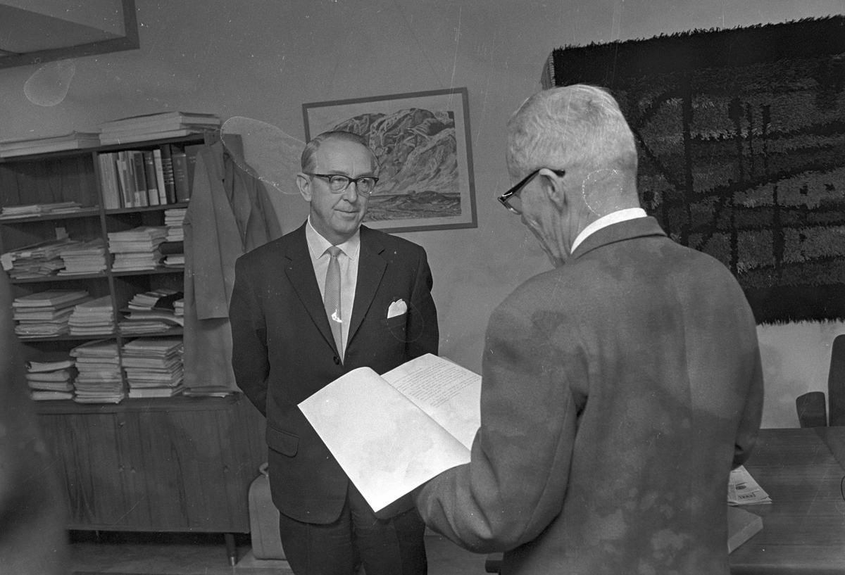 Serie. Dokumentasjon om fluor overleveres sosialminister Egil Aarvik. Fotografert høsten 1968.
 