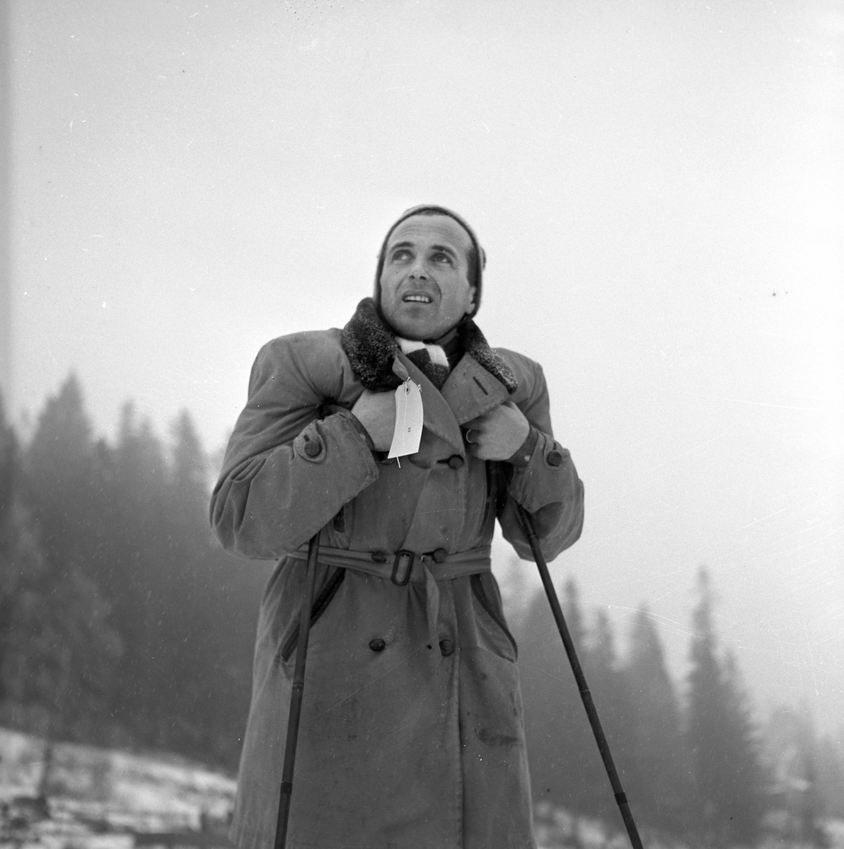 Serie. Skiløperen Halgeir Brenden konkurrerer og jobber som skogsarbeider. Fotografert 1955.