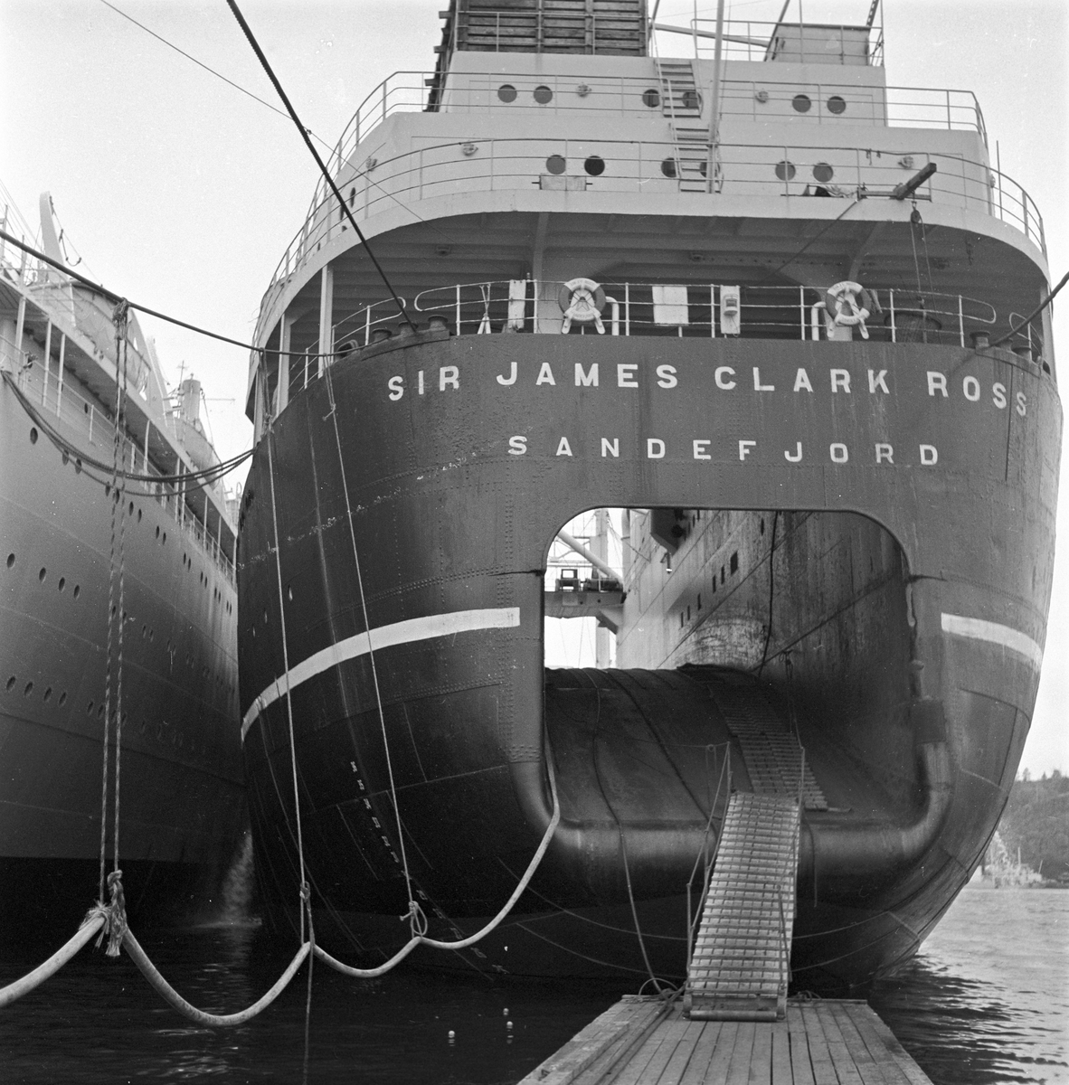 Serie. M/S "Sir James Clark Ross" av Sandefjord og M/S "Thorshavet" av Sandefjord. Fotografert 17/10-1957.
