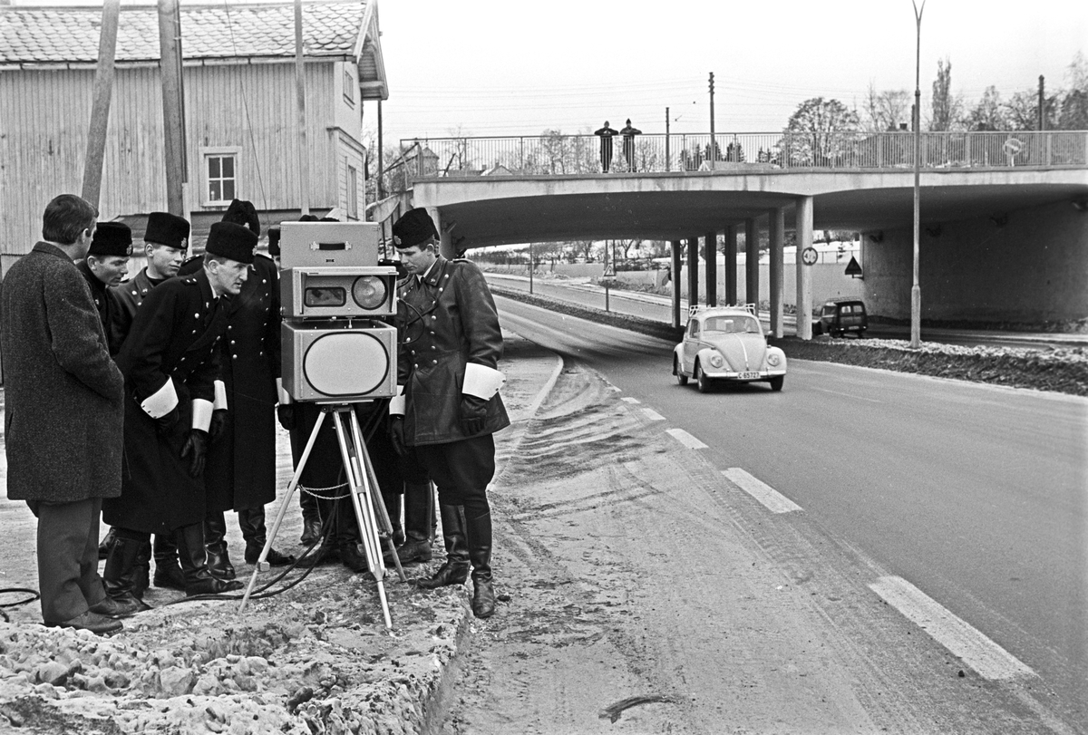 Serie med fotografier, der det første er fra en garasje på Akershus festning i Oslo. Politiet har fartskontroll på Store Ringvei, Oslo. Fotografert i februar 1969.