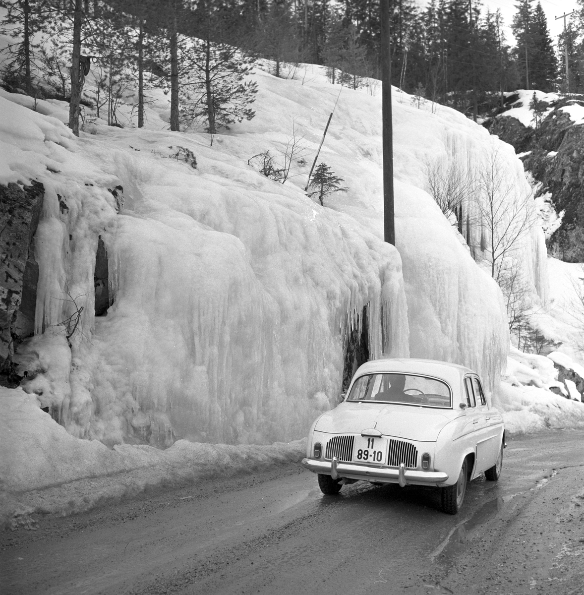 Serie. Veireportasje mellom Oslo og Oset i Hallingdal. Fotografert april 1960.