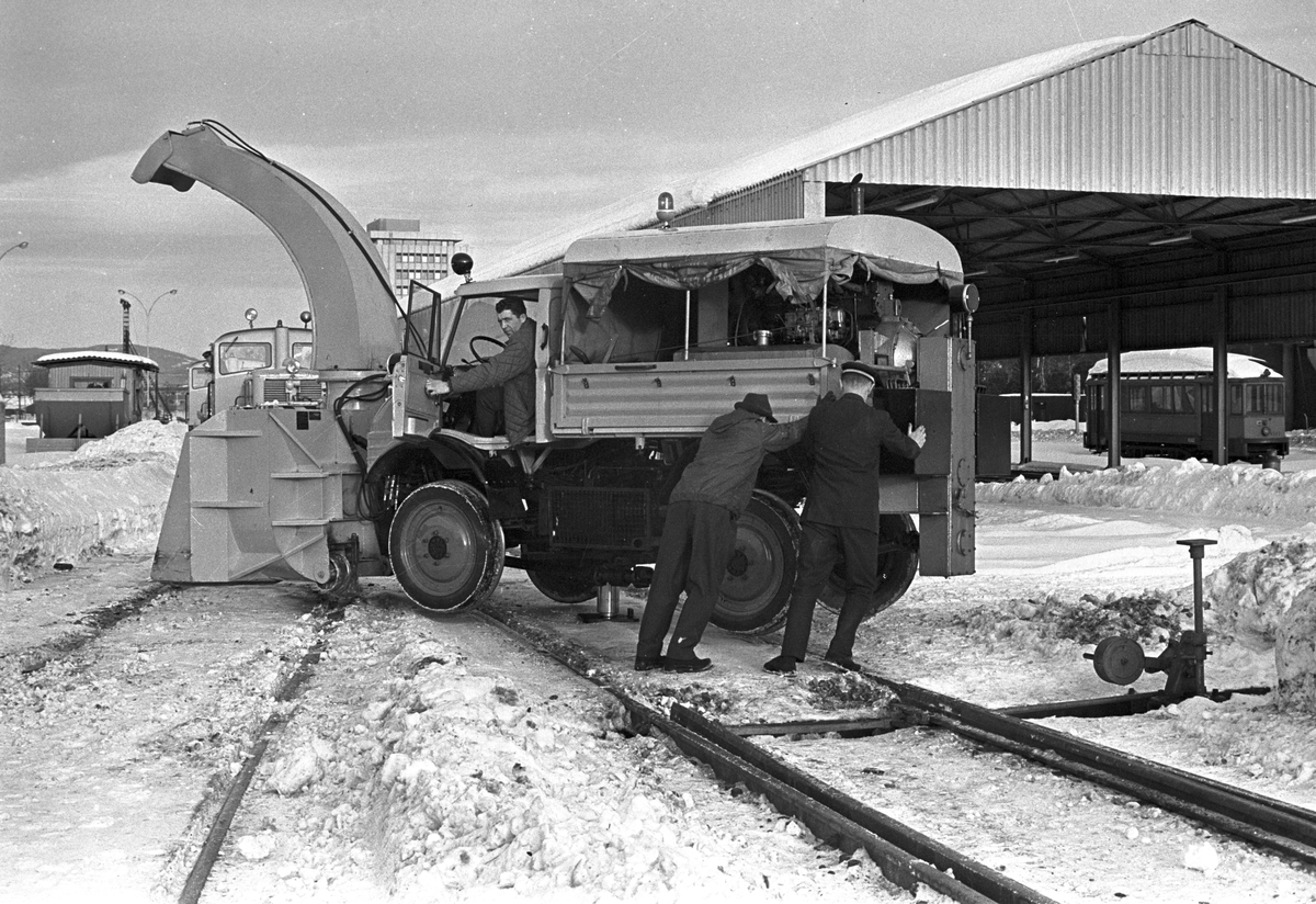 Serie. Oslo Sporveier har fått ny snøfreser. Fotografert februar 1967.

