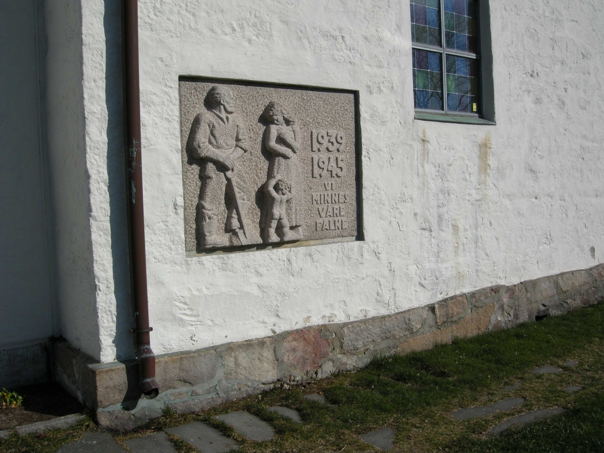 1. påskedag i Borge kirke, Østfold, 23.03.2008. Steinrelieff, minnesmerke, på utsiden av kirken med teksten "1939 1945 Vi minnes våre falne". 