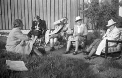 Dordi Arentz og gjester i hagen i P.T. Mallingsvei 4 på Bygd