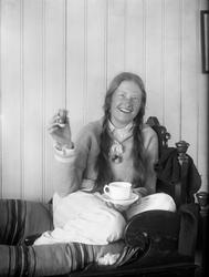 Else sitter med kopp i sengen. Fotografert påsken 1924.