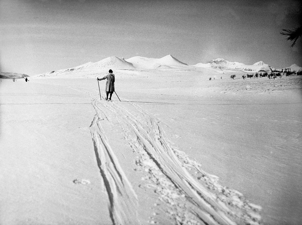 Dordi Arentz på ski i påskefjellet. Fotografert 1932.
