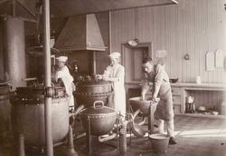 Fra kjøkkenet på Bastøy skolehjem, Bastøya, ca. 1903. Tre el